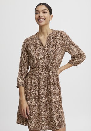 Bruin en beige jurk met luipaardprint, met een notch-halslijn, driekwartmouwen en een geplooide taille, gemaakt van lichte stof.