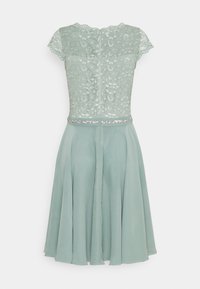 Robe enfant vert clair avec manches courtes en dentelle, ceinture en strass et jupe fluide longueur genou, vue de dos sur fond blanc.