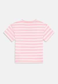 T-shirt à manches courtes en coton rose clair avec des rayures blanches horizontales. Design classique à col rond, texture douce et coupe décontractée.