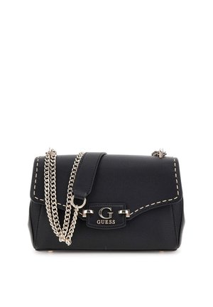 Sort Guess håndtaske med sølvkæde, hvide syninger og frontklaplukning med metal logo-plade.