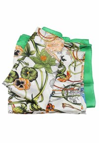 Sciarpa di seta floreale con vivaci motivi verdi, arancioni e neri su sfondo bianco, con una texture liscia e finitura satinata.