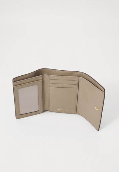Portefeuille en cuir beige avec une texture lisse, comportant six emplacements pour cartes, une poche pour pièce d'identité transparente et des accents en doré. Vue ouverte.