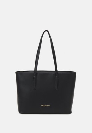 Czarna skórzana torba typu tote z podwójnymi długimi uchwytami, zamknięciem na zamek, gładką fakturą i złotym logo "VALENTINO" z przodu.