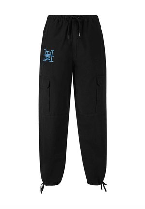 Czarne spodnie cargo z elastycznym pasem i sznurkiem do regulacji, niebieskim logo na udzie, elastycznymi mankietami i kieszeniami bocznymi na drobiazgi. Wykonane z lekkiego materiału.