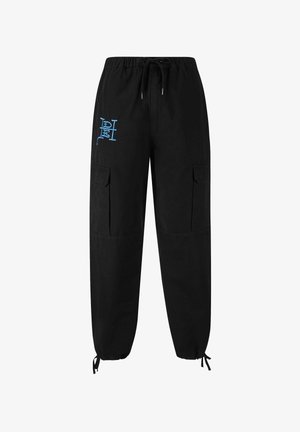 Pantaloni cargo neri con vita regolabile tramite cordino, logo blu sulla coscia, polsini elasticizzati e tasche laterali per riporre oggetti. Realizzati in tessuto leggero.