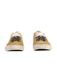 Zapatillas de ante marrón con cordones blancos, detalles en gris y suelas de goma texturizadas. La vista frontal muestra punteras redondeadas y un acabado desgastado en las suelas.