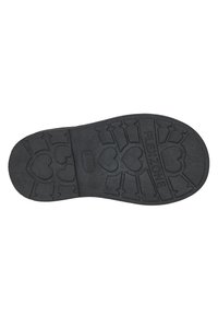 Suela de zapato de goma negra con patrón de tracción en forma de corazón y flecha. Presenta el texto "FLEXZONE" y una textura suave. Construcción flexible para mayor comodidad.