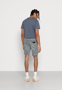 Wrangler TEXAS - Calções de ganga - golden grey