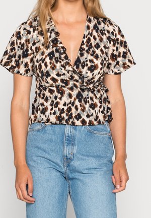 Bluse med leopardmønster og omslag, med flæser i kanterne, korte ærmer og bånd i taljen; lavet af letvægts, tekstureret stof i beige og brune nuancer.