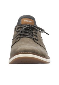 Chaussure en cuir marron à lacets avec une texture lisse, semelle intermédiaire blanche, accents gris et lacets ronds. Présente un logo bien visible sur la languette.