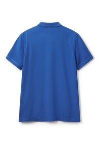 Polo de manga corta en un color azul brillante sólido. Hecho de algodón, cuenta con un cuello clásico y una textura suave con dobladillos cosidos.
