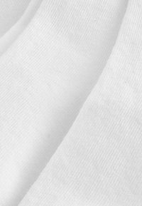 Tessuto bianco che mostra una morbida texture con una finitura liscia, caratterizzato da sottili motivi di tessitura e una leggera lucentezza.