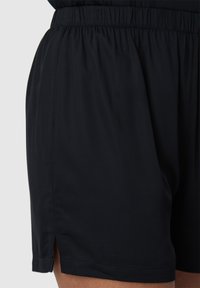 Černé šortky vyrobené z lehké tkaniny, s elastickým pasem, bočními rozparky a hladkou texturou. Jednoduchý a minimalistický design.