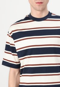 Selected SLHLOOSE BOBBY TEE - Μπλουζάκι με στάμπα - egret/sky captain