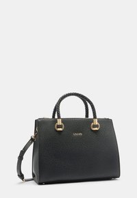 Sort håndtaske med tekstureret overflade, flettede topstænger, gyldne hardware detaljer og en aftagelig skulderrem. Har et logo.