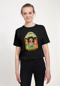 Czarny t-shirt z kolorową grafiką przedstawiającą w stylu vintage trójkę dzieci, napis "Let's Make Special Brownies" oraz szczegóły przepisu.