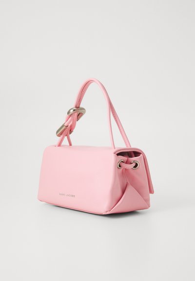 Rozā ādas rokassoma ar strukturētu formu, ar īsu rokturi, sudraba detaļām un logotipu priekšpusē. Gluda tekstūra.