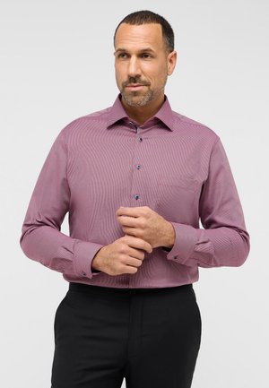 Rood met patroon overhemd met lange mouwen, knoopsluiting, blauwe knopen en zwarte manchetten, gedragen met zwarte broek.