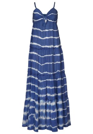 Vestido maxi azul con estampado tie-dye, con tirantes ajustables, diseño de volantes en capas y textura de tela suave con rayas onduladas blancas.