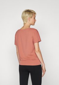 Yogasearcher MEDE - T-shirt basique - cedar