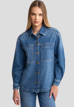 Denim jakna v srednji modri barvi, z gumbastim zapiranjem spredaj, dvema prsnikoma in manšetami na dolgih rokavih. Teksturgana tkanina z vidnimi šivi.