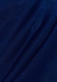 Marineblauer Stoff mit einer strukturierten Webart, die zarte glitzernde Akzente aufweist, die einen sanften Schimmer über die Oberfläche erzeugen.