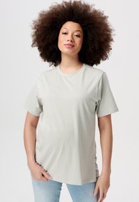 Lys grå bomulds t-shirt med rund hals og korte ærmer. Glat tekstur, afslappet pasform og lidt længere bagtil.