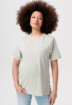 Lys grå bomulds t-shirt med rund hals og korte ærmer. Glat tekstur, afslappet pasform og lidt længere bagtil.