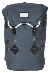 Sac à dos gris foncé avec un design à rabat, composé de matériel en tissu, fermeture à cordon à motifs, accents en cuir noir et bretelles réglables.