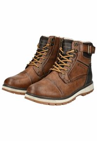 Botas de cuero marrón hasta el tobillo con un acabado texturizado, acentos negros en contraste, ojales de metal y cordones amarillos sobre una suela de goma blanca.