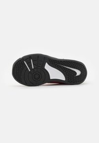 Nike Performance OMNI MULTI COURT UNISEX czerwony