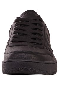 Czarne skórzane trampki z teksturowanym wykończeniem, płaskimi sznurowadłami i niskoprofilową gumową podeszwą z bieżnikiem zapewniającym przyczepność.