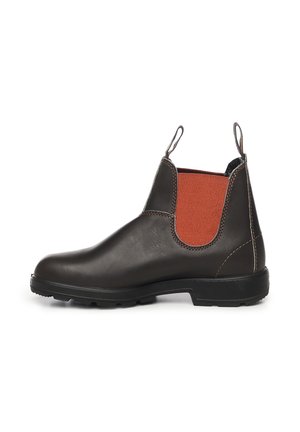 Botín Chelsea de cuero marrón oscuro con suela negra gruesa y panel lateral elástico naranja, con tiradores en la parte delantera y trasera.