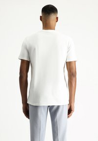 Kigili RUNDHALSAUSSCHNITT GEMUSTERT REGULAR FIT - Camiseta estampada - ecru