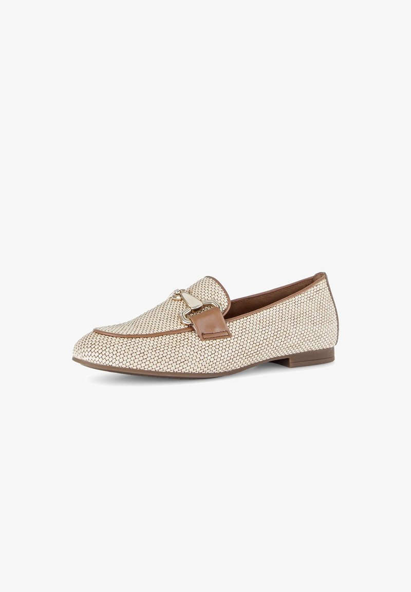 Mocassin en cuir tissé beige avec bordure marron et détail de mors en métal doré, semelle plate et petit talon empilé.