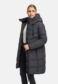 Vadderad svart parka med huva, förslutning med dragkedja och sidofickor. Texturerad tyg med en subtil lyster och logotypdetalj.