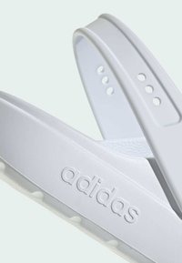 adidas Sportswear ADILETTE - Dreváky - cloud white   core black   cloud white