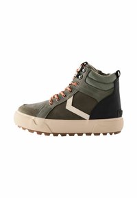 Sneaker alte con un design in materiali misti di colore verde oliva, dotate di una suola beige, accenti neri e lacci in rame. Dettagli testurizzati visibili.