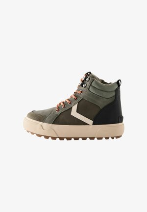 Sneaker alte con un design in materiali misti di colore verde oliva, dotate di una suola beige, accenti neri e lacci in rame. Dettagli testurizzati visibili.
