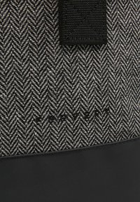 Tessuto a motif spina di pesce in grigio e nero, con una sezione inferiore nera e liscia. Presenta una importante tracolla nera e un dettaglio del logo.