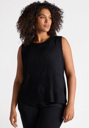 Blusa nera senza maniche con texture plissettata, scollatura rotonda e vestibilità comoda. Tessuto liscio con una caduta sottile, abbinata a pantaloni neri uniti.