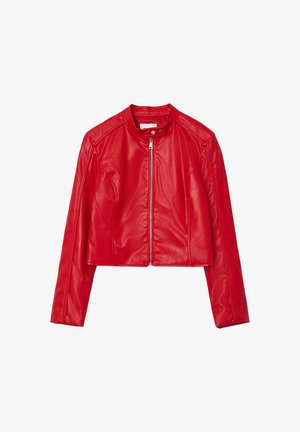 Rote, taillierte Lederjacke mit glatt strukturierter Oberfläche, hohem Kragen und silbernem Reißverschluss. Sie verfügt über lange Ärmel und eine Nahtverarbeitung.