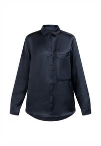 Camicia di raso blu navy con maniche lunghe, colletto a punta, chiusura frontale con bottoni, taschino sul petto e una texture liscia.