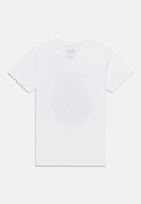 Witte katoenen t-shirt, ronde hals, korte mouwen, eenvoudige uitvoering, soepele textuur, waslabel aan de achterkant van de hals, geen zichtbare patronen of graphics.