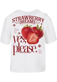 T-shirt blanc à manches courtes avec un motif de fraise ludique et un texte coloré, mettant en avant les phrases "Rêves de Fraise" et "oui, s'il vous plaît."