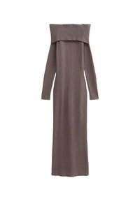 Ein schulterfreies, langärmliges Kleid aus geripptem braunem Stoff; figurbetonte Silhouette mit geradem Saum und strukturiertem Finish.