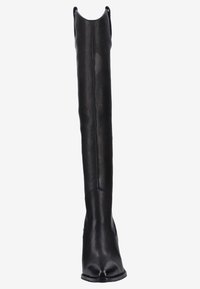 Botas de cuero negras hasta la rodilla con un diseño elegante y ajustado y punta afilada. Textura suave con un sutil detalle de costura a lo largo de la pierna.