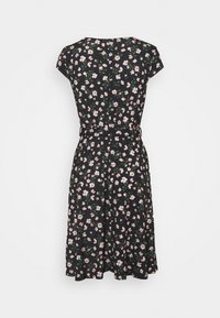Robe fleurie avec un fond noir, manches courtes, taille ajustée et jupe évasée. Présente un motif floral rose et vert.