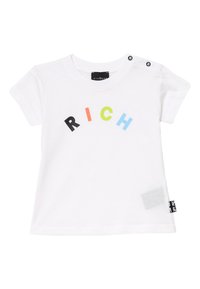 T-shirt bianco in cotone con maniche corte, caratterizzato da lettere multicolori che formano la parola "RICH" in un arco. Include due bottoni a pressione sulla spalla.