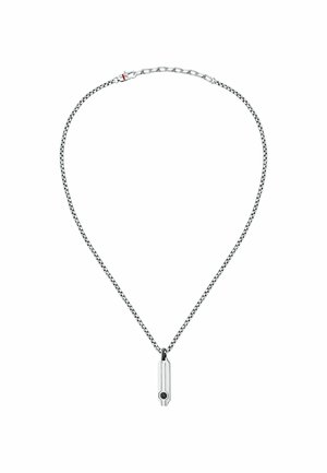 Collana in argento con un sottile pendente allungato con un'inserto di pietra nera. La catena è testurizzata con anelli intrecciati.